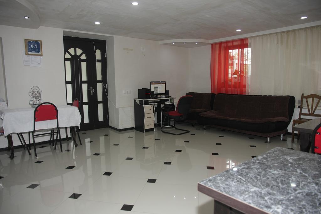 Guest House Nona Кутаїсі Екстер'єр фото