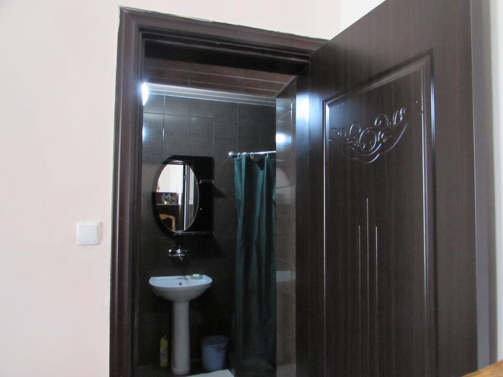 Guest House Nona Кутаїсі Екстер'єр фото