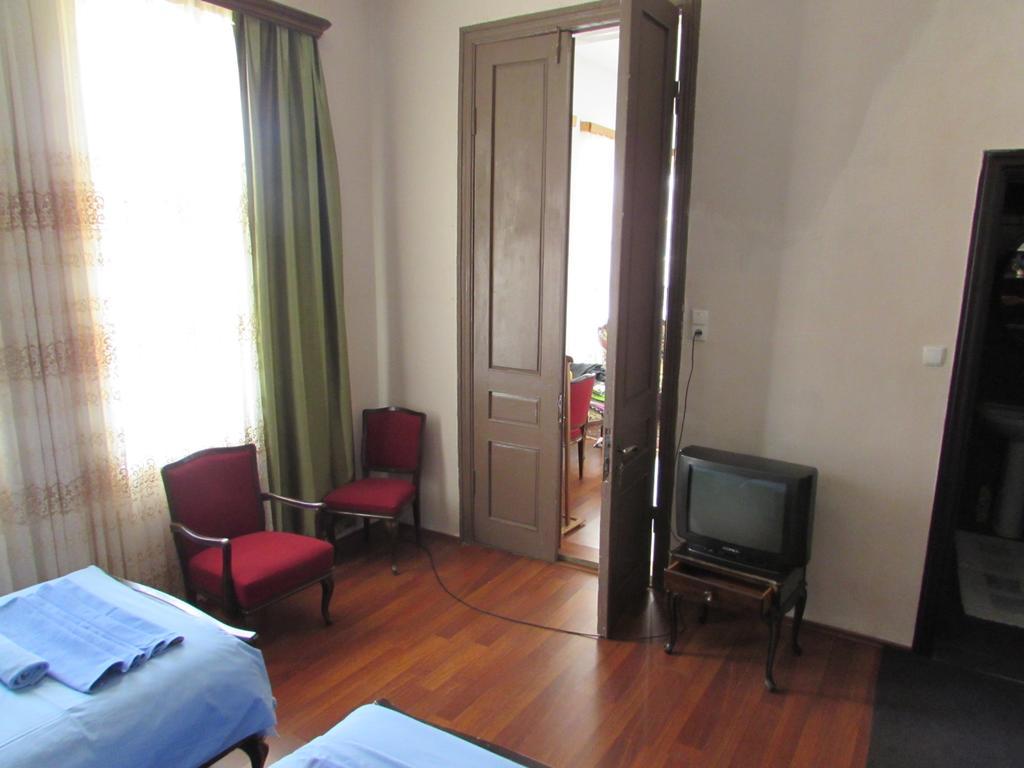 Guest House Nona Кутаїсі Екстер'єр фото