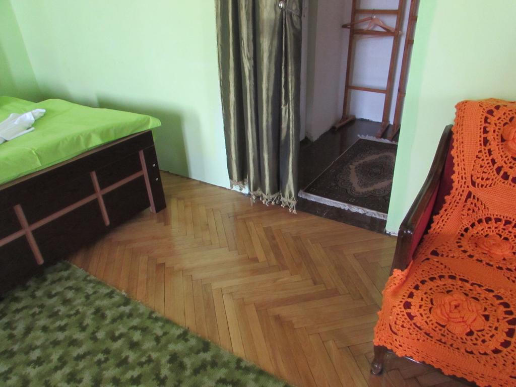 Guest House Nona Кутаїсі Екстер'єр фото