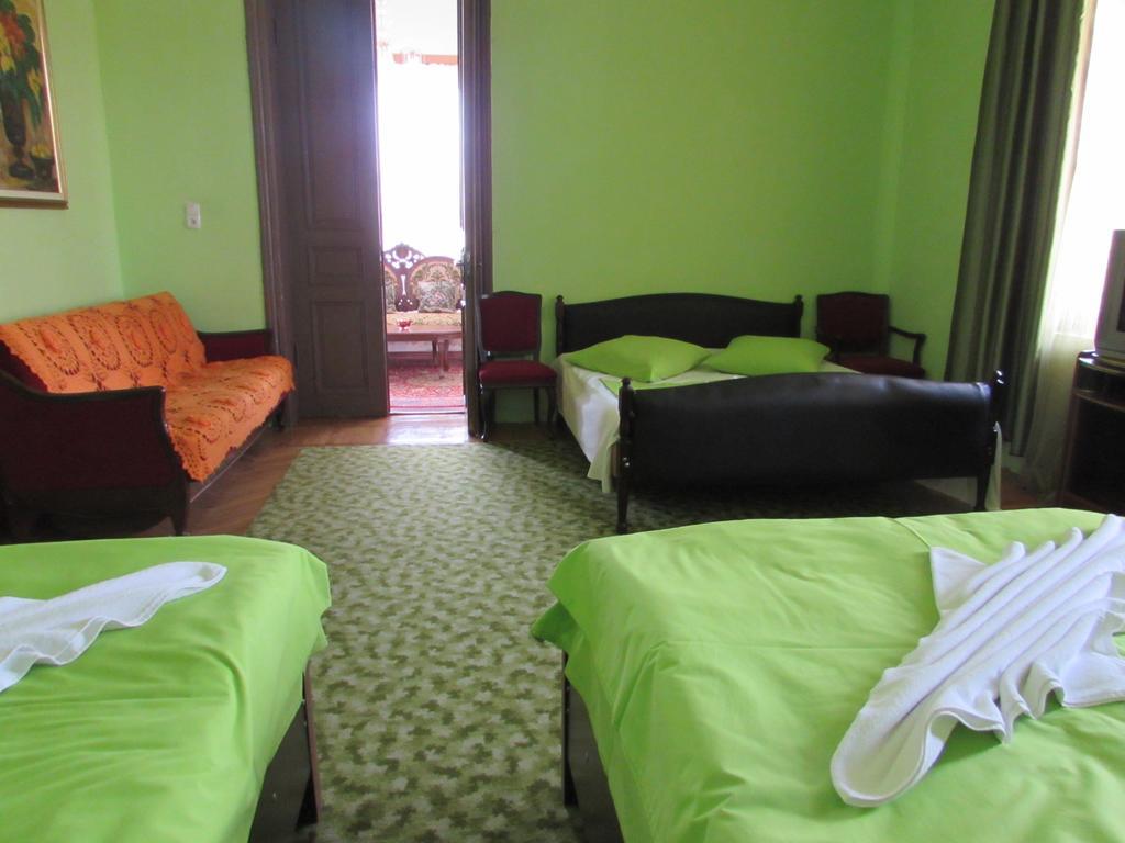 Guest House Nona Кутаїсі Екстер'єр фото