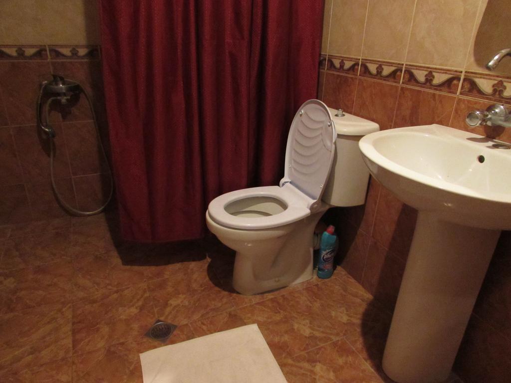 Guest House Nona Кутаїсі Екстер'єр фото