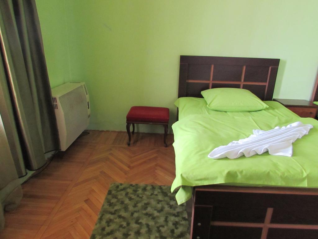 Guest House Nona Кутаїсі Екстер'єр фото