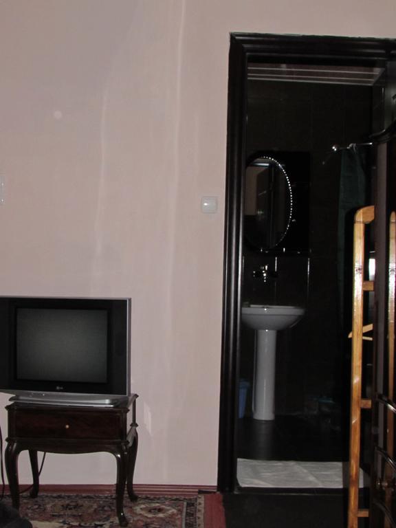 Guest House Nona Кутаїсі Екстер'єр фото