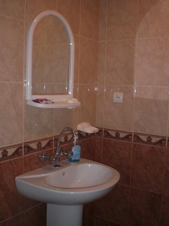 Guest House Nona Кутаїсі Номер фото