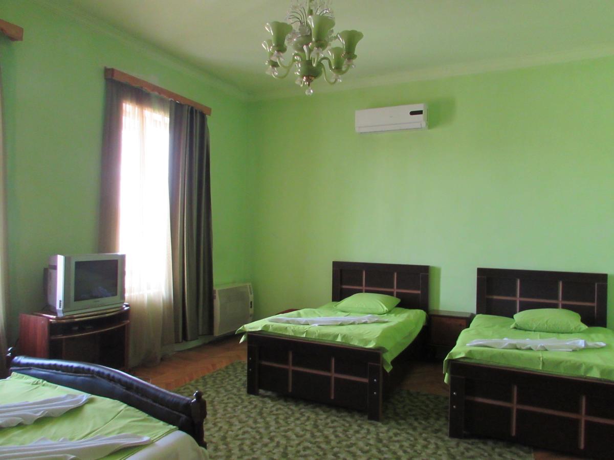 Guest House Nona Кутаїсі Екстер'єр фото